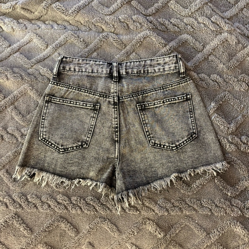 New✨ Woman’s SHEIN High Rise Distressed Jean Shorts - Picture 2 of 3